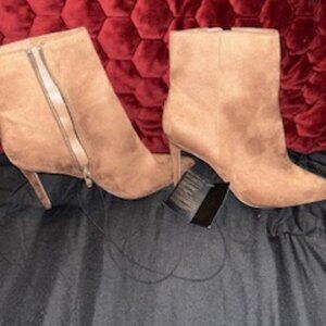 Brown pointy toe sued booties